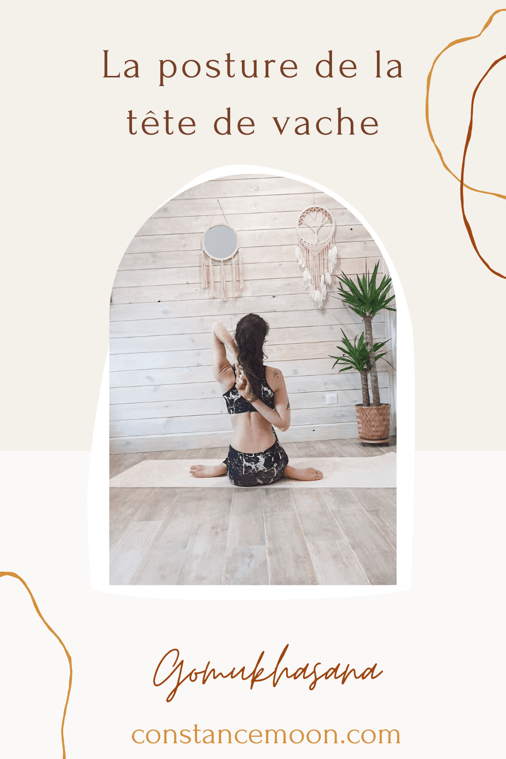 Posture de la tête de vache Gomukhasana Constance Moon
